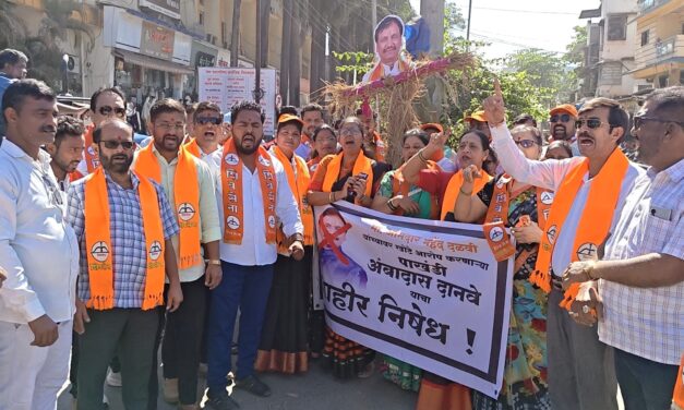 पेणमध्ये अंबादास दानवेंचा संतप्त शिवसैनिकांनी केला पुतळा जाळून निषेध