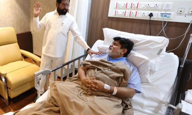 उपमुख्यमंत्री एकनाथ शिंदे यांनी उद्योगमंत्री उदय सामंत यांची रुग्णालयात घेतली भेट