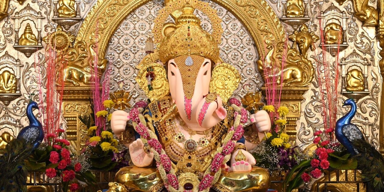 ЁЯМ║рд╕реБрд╡рд░реНрдг рдкрд╛рд│рдгрд╛.. рдЬрдпрдШреЛрд╖.. рдЖрдгрд┐ рдкреБрд╖реНрдкрд╡реГрд╖реНрдЯреАтАж рдкреБрдгреНрдпрд╛рддреАрд▓ рдкреНрд░рд╕рд┐рджреНрдз рджрдЧрдбреВрд╢реЗрда рдЧрдгрдкрддреА рдордВрджрд┐рд░рд╛рдд рдЕрдкреВрд░реНрд╡ рдЙрддреНрд╕рд╛рд╣рд╛рдд рд╕рд╛рдЬрд░рд╛ рдЭрд╛рд▓рд╛ рдЬрдиреНрдорд╕реЛрд╣рд│рд╛тАж!