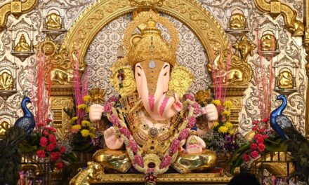 🌺सुवर्ण पाळणा.. जयघोष.. आणि पुष्पवृष्टी… पुण्यातील प्रसिद्ध दगडूशेठ          गणपती मंदिरात अपूर्व उत्साहात साजरा झाला जन्मसोहळा…!