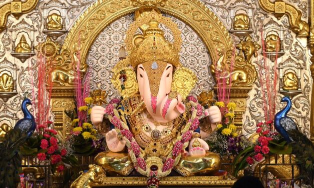 🌺सुवर्ण पाळणा.. जयघोष.. आणि पुष्पवृष्टी… पुण्यातील प्रसिद्ध दगडूशेठ          गणपती मंदिरात अपूर्व उत्साहात साजरा झाला जन्मसोहळा…!