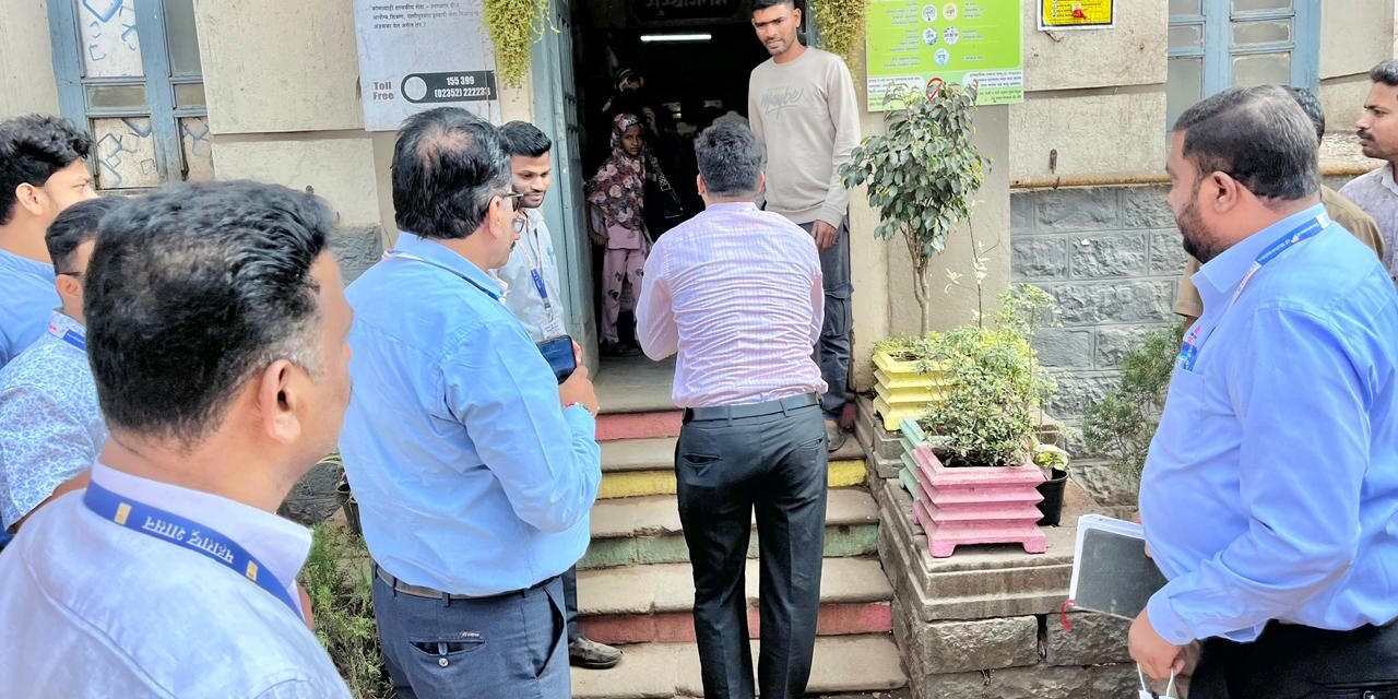 पायऱ्यांवर नतमस्तक होत मुख्याधिकारी विशाल भोसले यांनी दिला चिपळूणला भावनिक निरोप