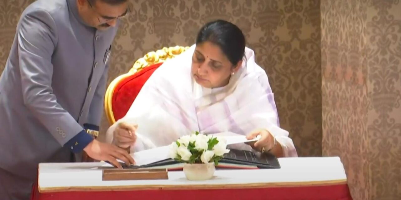सुनेत्रा पवार यांनी घेतली उपमुख्यमंत्री पदाची शपथ..!