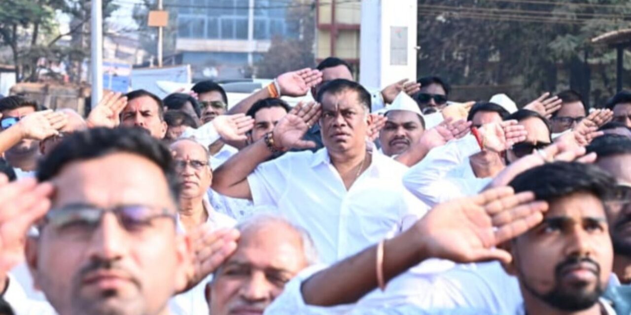 आमदार किरण सामंत यांचा साधेपणा…शिष्टाचार बाजूला ठेवत सर्वसामान्य नागरिकांमध्ये उभे राहून राष्ट्रध्वजाला दिली मानवंदना..