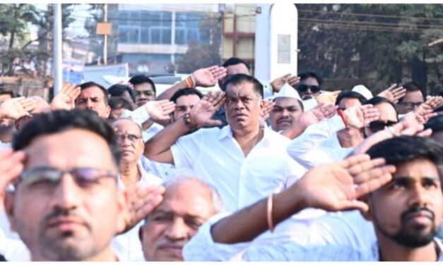 आमदार किरण सामंत यांचा साधेपणा…शिष्टाचार बाजूला ठेवत सर्वसामान्य नागरिकांमध्ये उभे राहून राष्ट्रध्वजाला दिली मानवंदना..