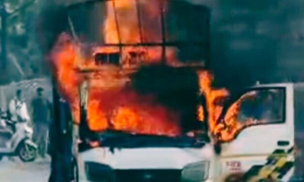 टेम्पोला लागलेल्या आगीमुळे नऊ सिलिंडरचा प्रचंड स्फोट.. पेण वाशी नाका हादरला…!