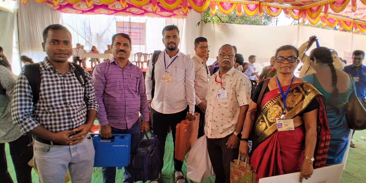 मतदार केंद्राचा ताबा घेण्यासाठी नियुक्त शिक्षक व अन्य कर्मचारी रवाना.