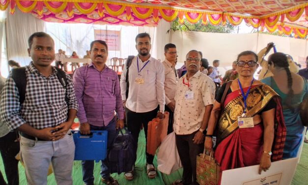 मतदार केंद्राचा ताबा घेण्यासाठी नियुक्त शिक्षक व अन्य कर्मचारी रवाना.