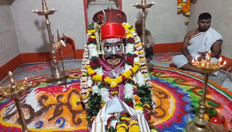 महाडच्या शिवकालीन श्री वीरेश्वर मंदिरात २५० किलो रंगीत तांदळाची भव्य रांगोळी