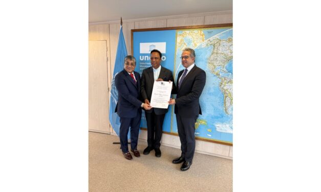 छत्रपती शिवाजी महाराज यांच्या 12 किल्ल्यांचे जागतिक वारसा प्रमाणपत्र युनोस्कोकडून मंत्री आशिष शेलार यांनी स्वीकारले