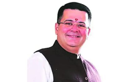 कुटुंब म्हणजे फक्त रक्ताची नाती नाही तर, वेगळी राजकीय भूमिका घेतल्यानंतर अजितदादांसोबत आलेले सर्व त्यांचे कुटुंब होते – आनंद परांजपे