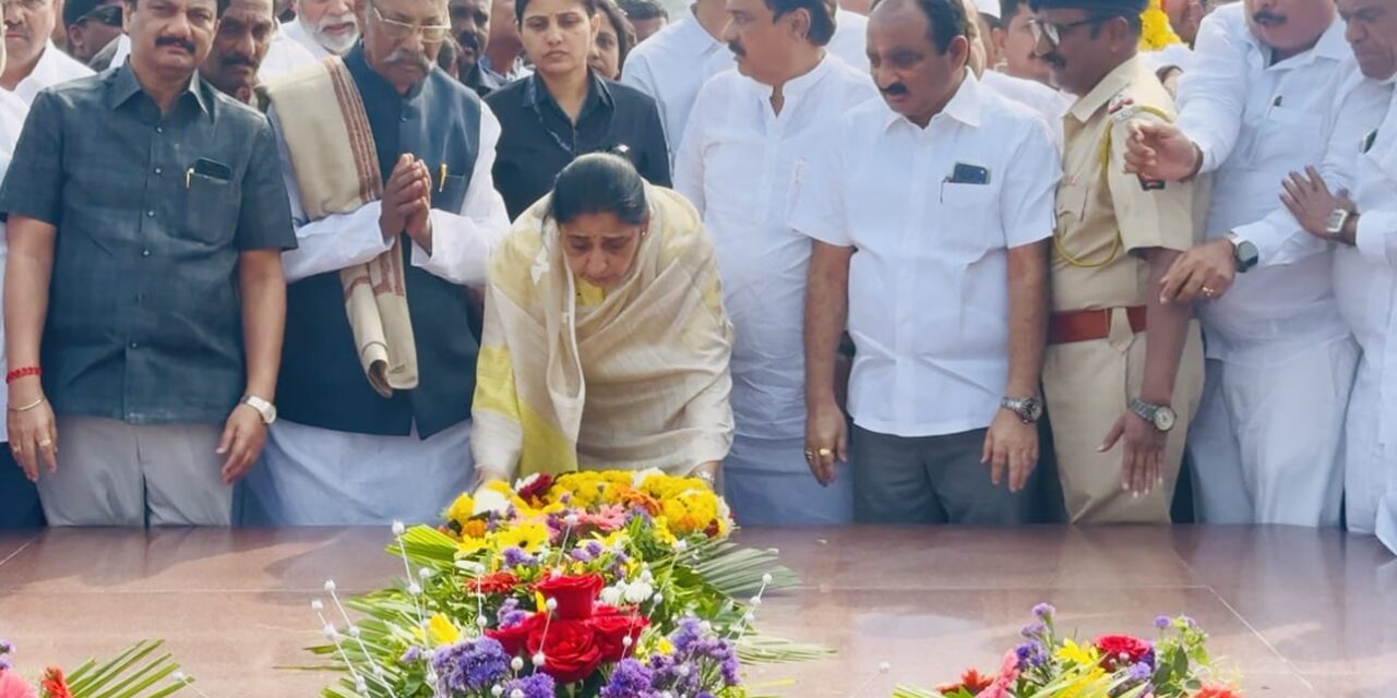 उपमुख्यमंत्री सुनेत्रा अजित पवार यांचे प्रितीसंगमावर स्वर्गीय यशवंतराव चव्हाण यांना अभिवादन