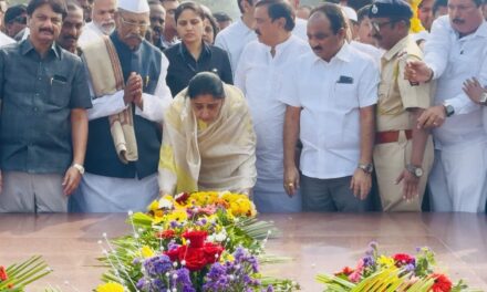 उपमुख्यमंत्री सुनेत्रा अजित पवार यांचे प्रितीसंगमावर स्वर्गीय यशवंतराव चव्हाण यांना अभिवादन