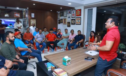 नेपाळच्या पत्रकारांची काँग्रेस नेते महेंद्रशेठ घरत यांच्या निवासस्थानी भेट