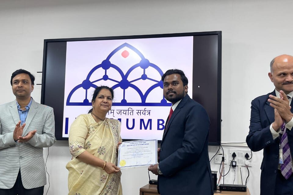 कोकणच्या सुपुत्राची ‘आयआयएम’ मुंबईत मोठी झेप; ‘एसव्हीआयएमएस’च्या माध्यमातून गौरव सावर्डेकरचा सन्मान