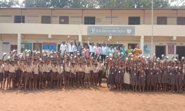 अडरे हायस्कूलमध्ये माजी विद्यार्थ्याचा गौरव विद्यार्थ्यांना विलास पिटलेंकडून घड्याळे भेट