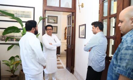 उपमुख्यमंत्री एकनाथ शिंदे यांची राज ठाकरे यांनी घेतली भेट  …आणि नंदनवनमध्ये फुलल्या कलाप्रेमींच्या गप्पा