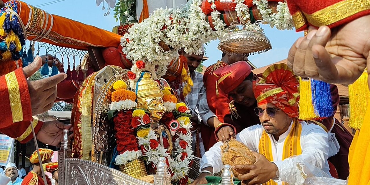 आदिशक्ती श्रीकरंजेश्वरी देवीच्या सुवर्ण मुखवट्याची वाजत गाजत भव्य शोभायात्रा उत्साहात
