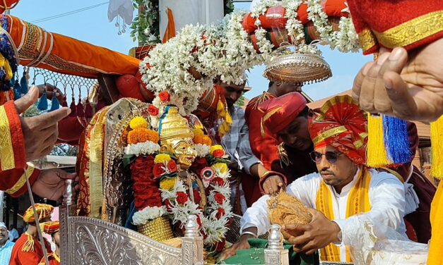 आदिशक्ती श्रीकरंजेश्वरी देवीच्या सुवर्ण मुखवट्याची वाजत गाजत भव्य शोभायात्रा उत्साहात