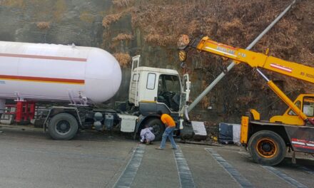 बोरघाटमध्ये प्रॉपिलिन गॅस टँकरचा ब्रेक फेल;सुरक्षा यंत्रणांच्या तत्पर्तने अनर्थ टाळला..!