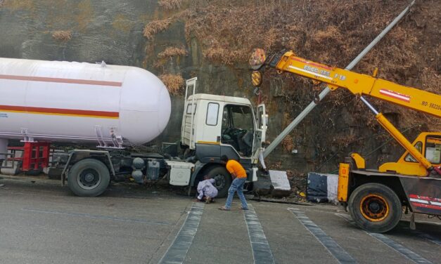 बोरघाटमध्ये प्रॉपिलिन गॅस टँकरचा ब्रेक फेल;सुरक्षा यंत्रणांच्या तत्पर्तने अनर्थ टाळला..!