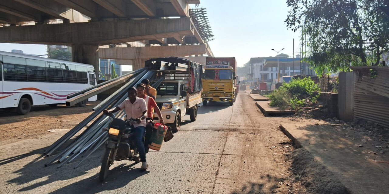 चिपळूणच्या रावतळे हायवेवर टेम्पो कलंडला : मोटरसायकल स्वार बचावला