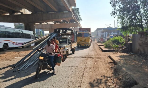 चिपळूणच्या रावतळे हायवेवर टेम्पो कलंडला : मोटरसायकल स्वार बचावला