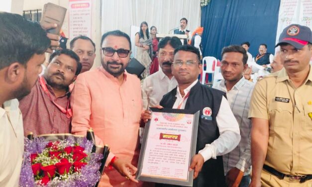 महाराष्ट्र राज्य पत्रकार संघाच्या राज्यस्तरीय अधिवेशनात पत्रकार राकेश खराडे यांना कोकणातून उत्कृष्ट पत्रकार संघटक पुरस्काराने सन्मानित