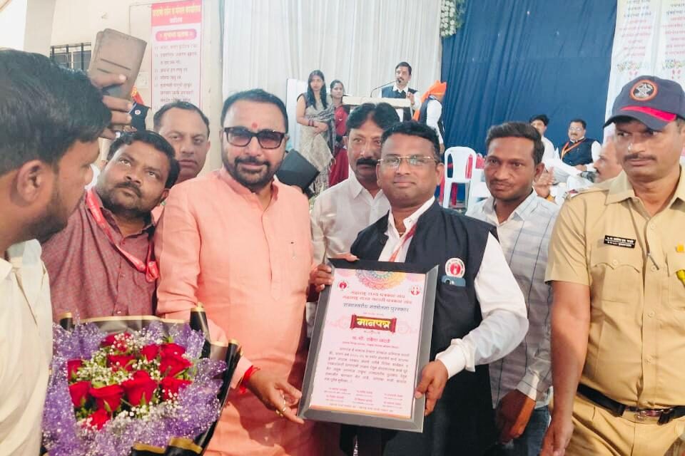 महाराष्ट्र राज्य पत्रकार संघाच्या राज्यस्तरीय अधिवेशनात पत्रकार राकेश खराडे यांना कोकणातून उत्कृष्ट पत्रकार संघटक पुरस्काराने सन्मानित