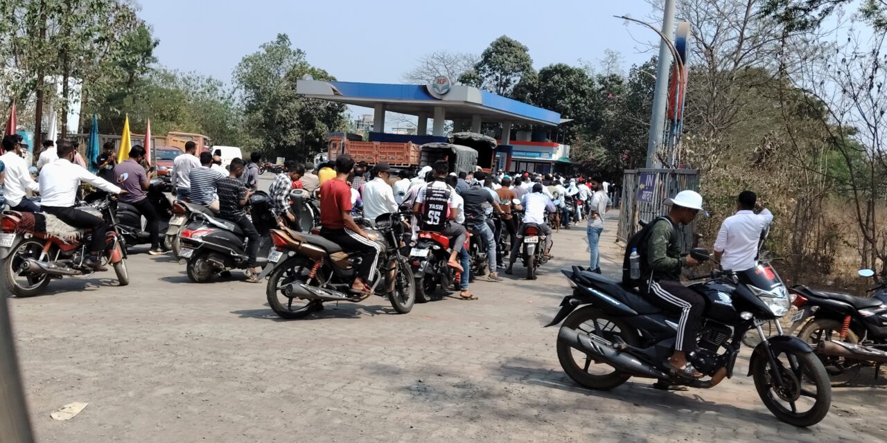 अफवांमुळे कर्जत तालुक्यात पेट्रोल पंपांवर गर्दी; साठा पुरेसा असल्याचे आश्वासन