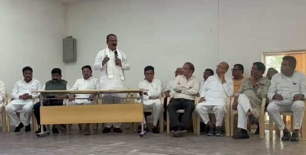 टिळक भवन येथे काँग्रेसची महत्त्वपूर्ण बैठक; हर्षवर्धन सपकाळ यांच्या अध्यक्षतेखाली वरिष्ठ नेते उपस्थित