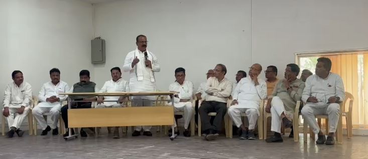 टिळक भवन येथे काँग्रेसची महत्त्वपूर्ण बैठक; हर्षवर्धन सपकाळ यांच्या अध्यक्षतेखाली वरिष्ठ नेते उपस्थित