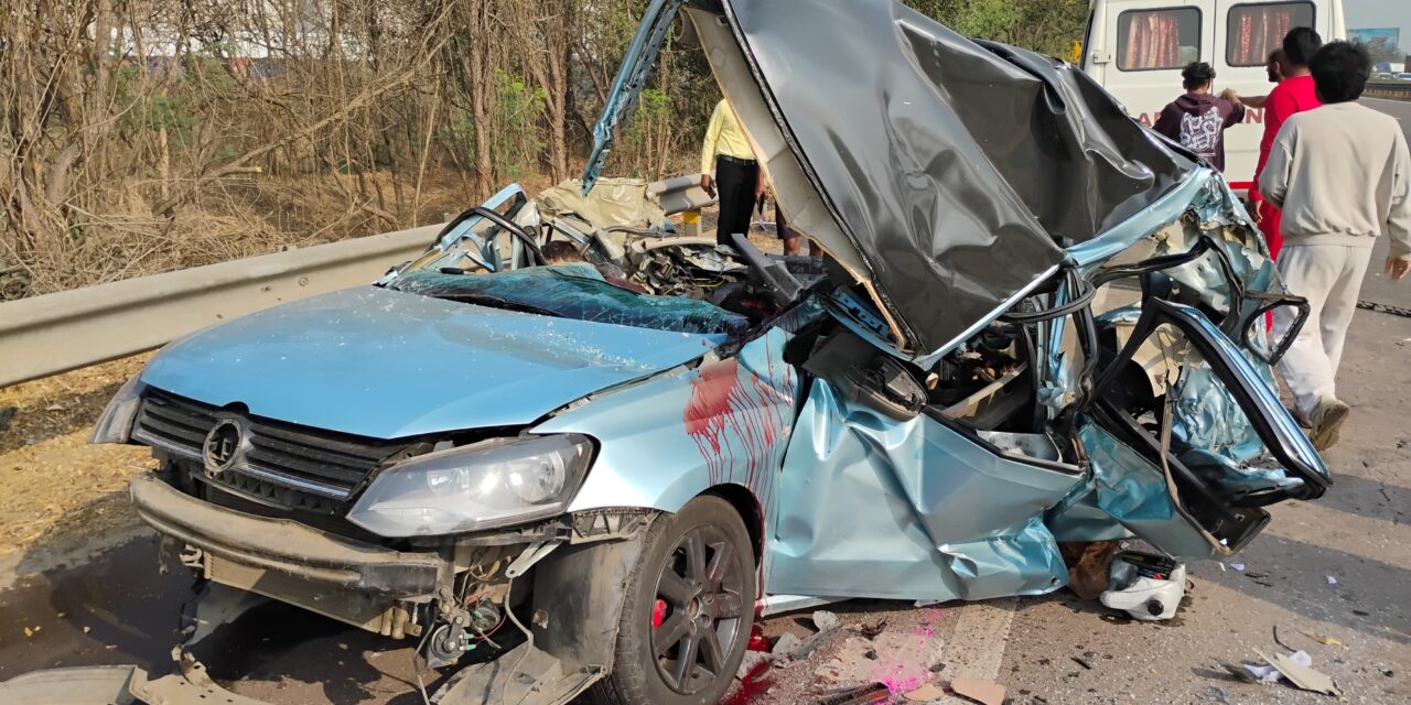 गुढीपाडव्याच्या दिवशी मुंबई पुणे एक्सप्रेसवेवर भीषण अपघात पोलो कार पलटी होऊन तिघांचा मृत्यू… दोन दिवसात सहा जणांचा मृत्यू…