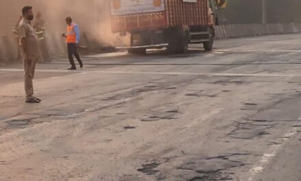 मुंबई–पुणे एक्सप्रेसवेवर सिलेंडर वाहतूक करणाऱ्या टेम्पोला भीषण आग; सतर्कतेमुळे मोठी दुर्घटना टळली