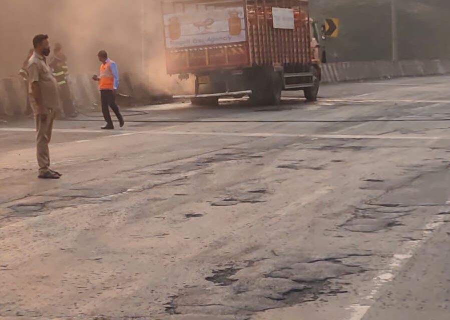 मुंबई–पुणे एक्सप्रेसवेवर सिलेंडर वाहतूक करणाऱ्या टेम्पोला भीषण आग; सतर्कतेमुळे मोठी दुर्घटना टळली