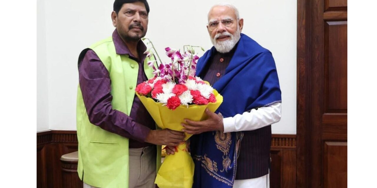 केंद्रीय राज्यमंत्री रामदास आठवले यांनी घेतली प्रधानमंत्री नरेंद्र मोदी यांची भेट