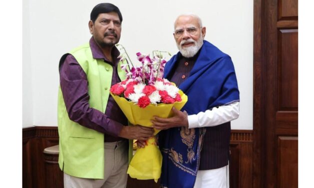 केंद्रीय राज्यमंत्री रामदास आठवले यांनी घेतली प्रधानमंत्री नरेंद्र मोदी यांची भेट