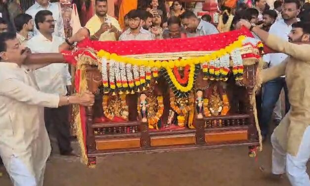 आमदार भास्कर जाधव आपल्या सुपुत्रांसह ग्रामदैवतेची पालखी खांद्यावर घेऊन नाचवतात तेव्हा…