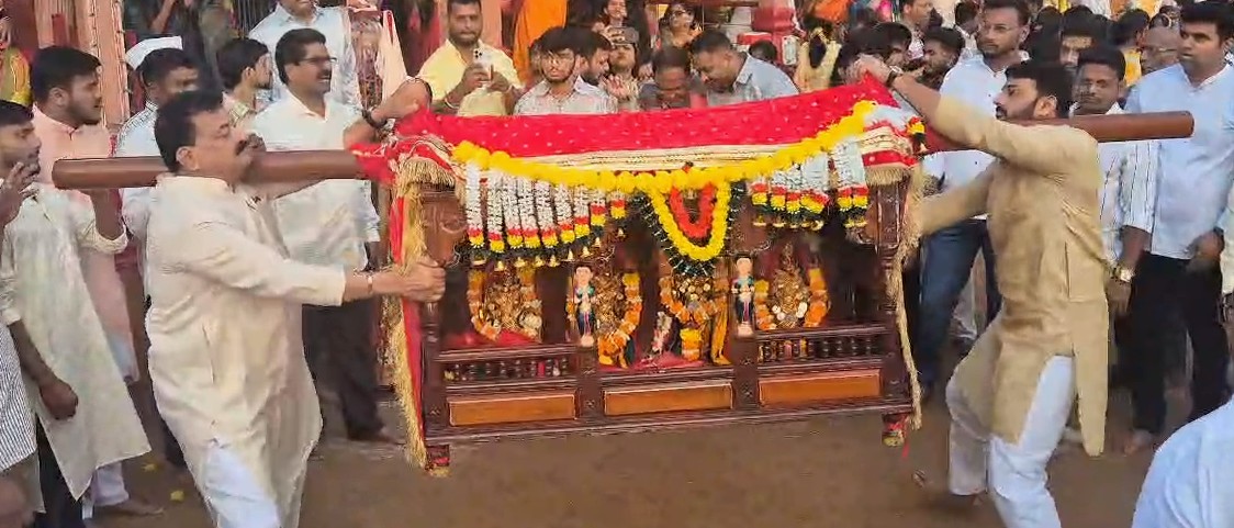 आमदार भास्कर जाधव आपल्या सुपुत्रांसह ग्रामदैवतेची पालखी खांद्यावर घेऊन नाचवतात तेव्हा…