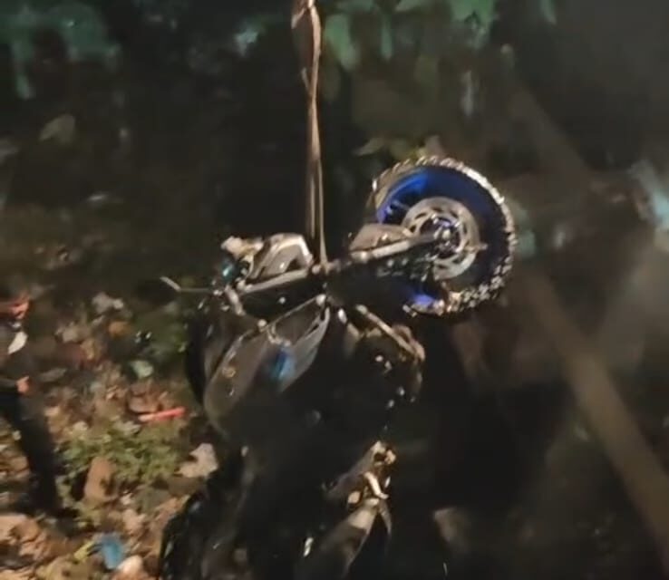 बहादूरशेख येथील नाल्यात पुन्हा मोटरसायकल स्वार कोसळला..!