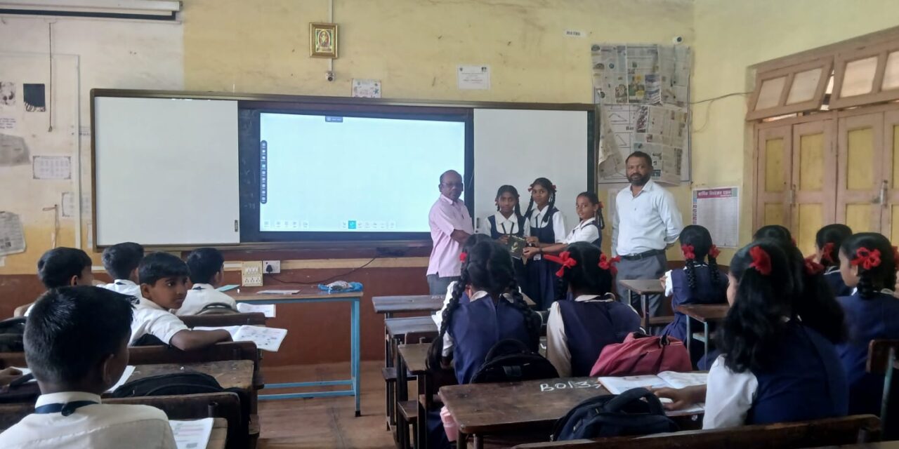 वरवेली प्रा शाळेत वाढदिवसाच्या निमित्ताने पुस्तक वाटपसामाजिक कार्यकर्ते अरुण भुवड यांचा उपक्रम