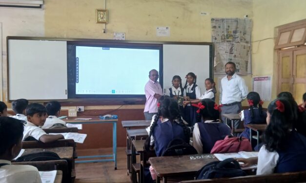 वरवेली प्रा शाळेत वाढदिवसाच्या निमित्ताने पुस्तक वाटपसामाजिक कार्यकर्ते अरुण भुवड यांचा उपक्रम