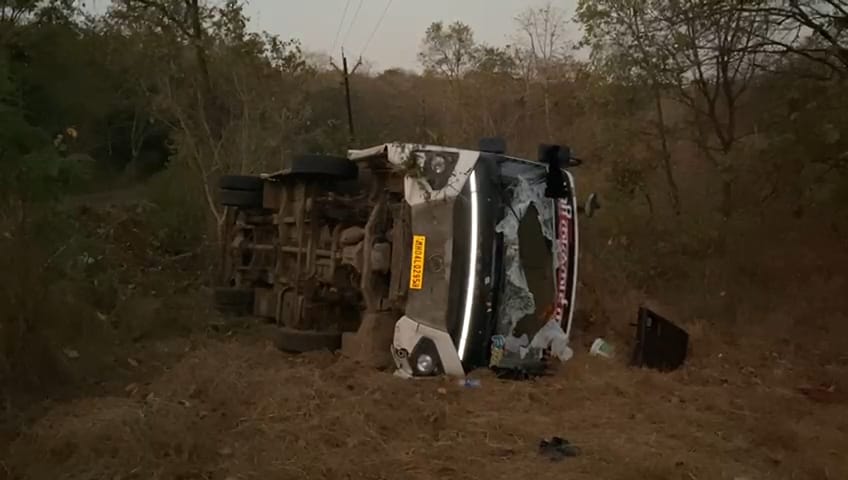 धामणंद मार्गावर ऐनवरे येथे खाजगी आराम बस पलटली; २५ प्रवासी जखमी