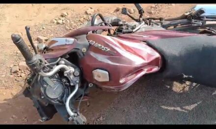 मुंबई–गोवा महामार्गावर कार व दुचाकीची जोरदार धडक; तिघे जखमी