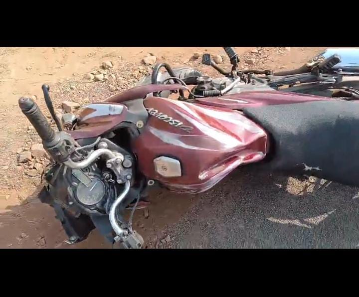 मुंबई–गोवा महामार्गावर कार व दुचाकीची जोरदार धडक; तिघे जखमी