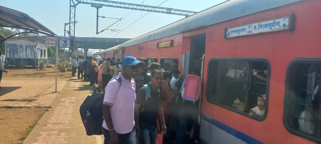 रेल्वे , बस फुल्ल ! शिमगाउत्सवावरून परतणाऱ्या चाकरमान्यांचे प्रचंड हाल