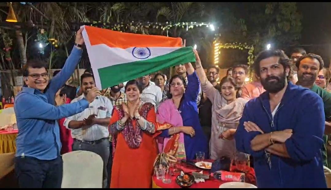 महाडमध्ये अमित ठाकरे आणि शर्मिला ठाकरे यांनी लुटला भारताच्या विजयाचा आनंद