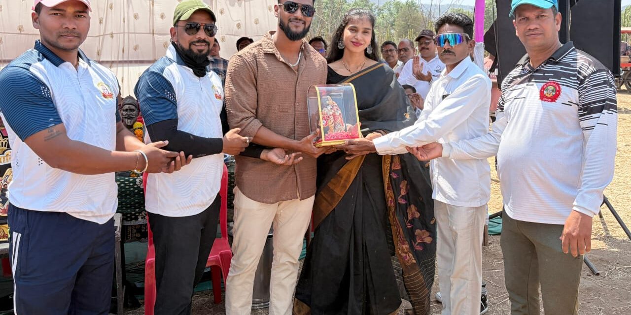 वांगणी येथील भव्य क्रिकेट स्पर्धेत श्री माणकेश्वर आमडोशी संघ विजेता बॉडी बिल्डर रोहन ठाकूर यांची उपस्थिती