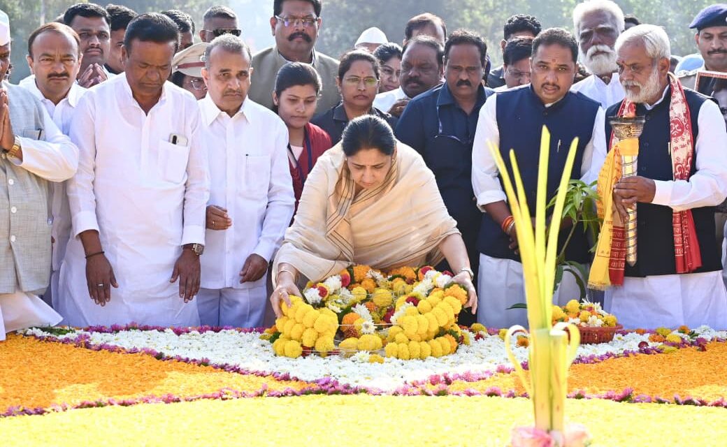 यशवंतराव चव्हाण यांच्या जयंतीनिमित्त उपमुख्यमंत्री सुनेत्रा अजित पवार यांचे अभिवादन