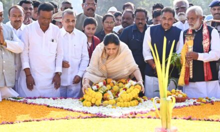 यशवंतराव चव्हाण यांच्या जयंतीनिमित्त उपमुख्यमंत्री सुनेत्रा अजित पवार यांचे अभिवादन